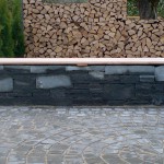 Granitsitzmauer mit Holz